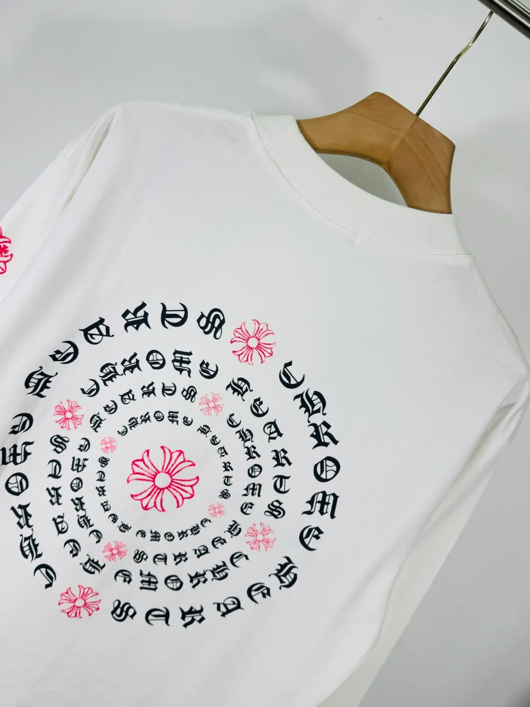 P280 top version, real shot without P, ​​different from market currency) 𝗖𝗵𝗿𝗼𝗺𝗲 𝗛𝗲𝗮𝗿𝘁𝘀/Cro Heart 2025 Autumn and Winter Horseshoe Cross 3D Printed Couple Casual Long Sleeve 👑The highest version! Customized fabric 320g fabric! Horseshoe cross sticker, a best-selling model in the counter, very comfortable to wear. Accessories: original molded and authenticated collar label➕100% silk wash label. Genuine purchase-grade original hangtag➕matching hanging rope➕3D hanging beads➕original packaging bag. Craftsmanship: The original version has consistent wiring! The highest version of the armhole matching technique! Color: Black White Size: S M L XL XXL